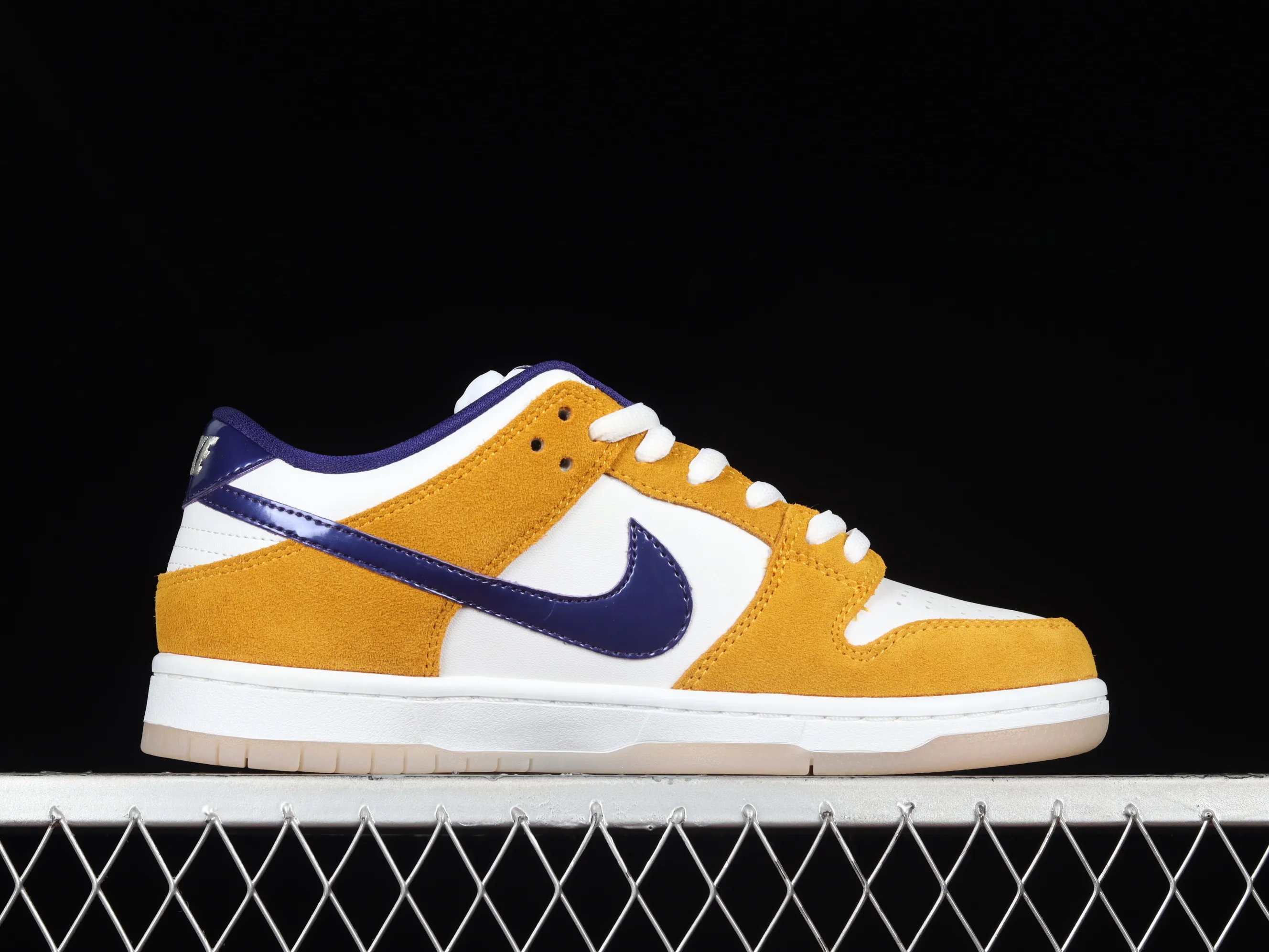 All Categories Nk SB Dunk Series Nk SB Dunk Low Low-top Sneakers Nk SB Dunk Low "Laser Orange" Purple Gold Little Lakers SB Smashing Backboard Fashion Casual Sneakers BQ6817-800